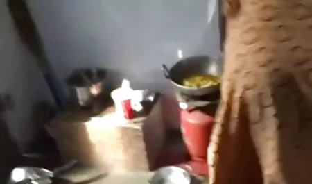 شخص ساده و معصوم داغ در جوراب کون گنده مادرزن ساق بلند قرمز زد ، MP4