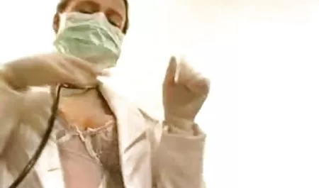 سکسی شیرین کودک در بازی با گربه وار او clenching فیلم سکسی با مادرزن